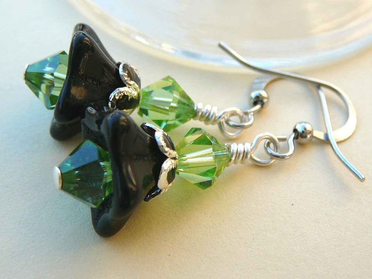 Schwarz Und Grün Müssen Gesehen Werden - Ohrringe von BeadsMe