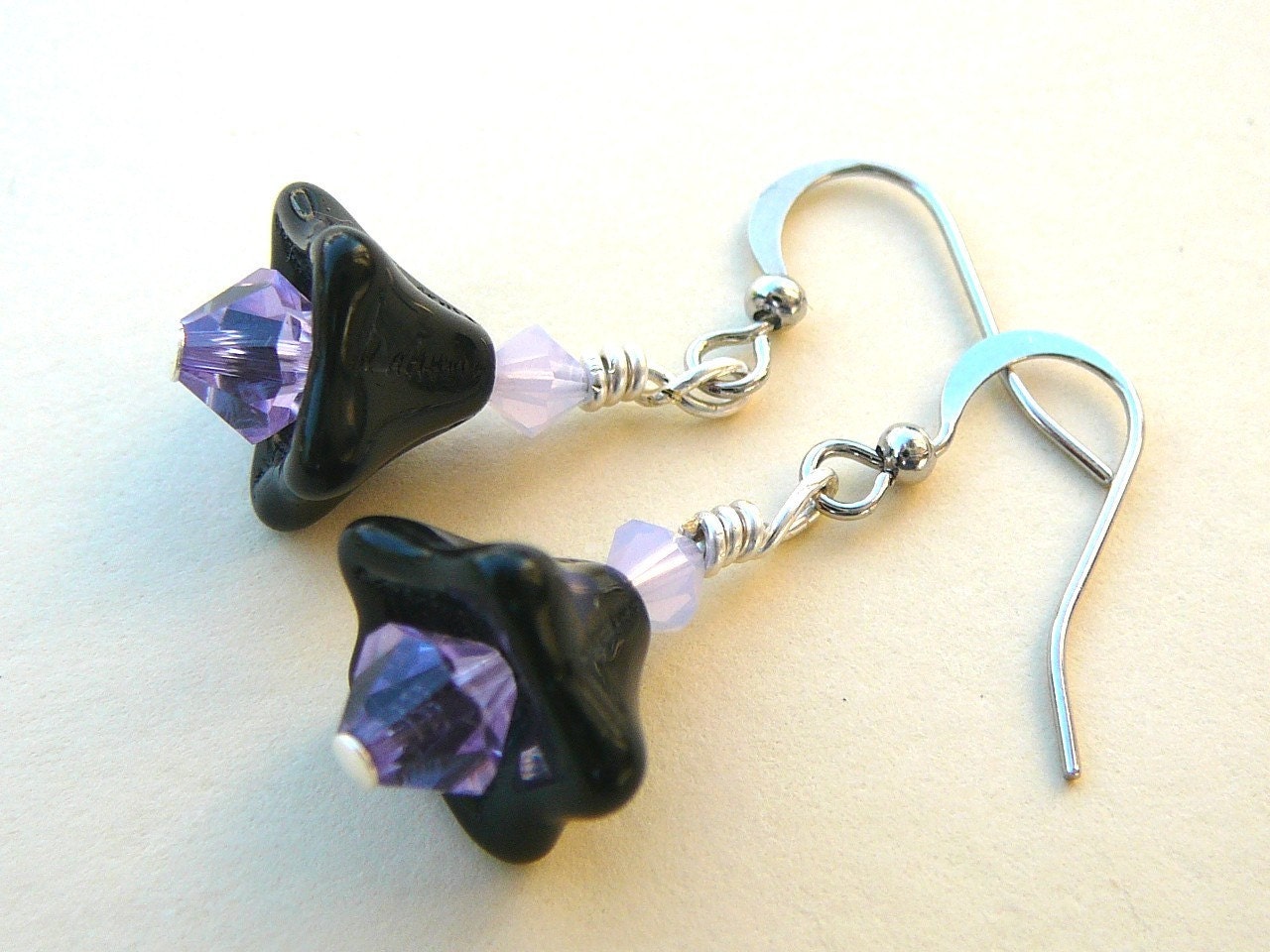 Schwarz Und Lila Blumenohrringe von BeadsMe