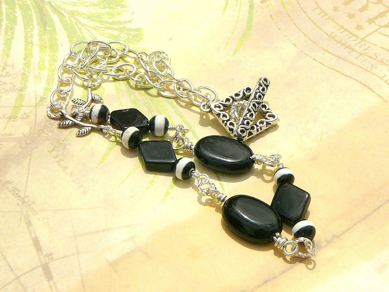 Schwarz Und Weiß-Kette Mit Einem Hauch Von Thai von BeadsMe