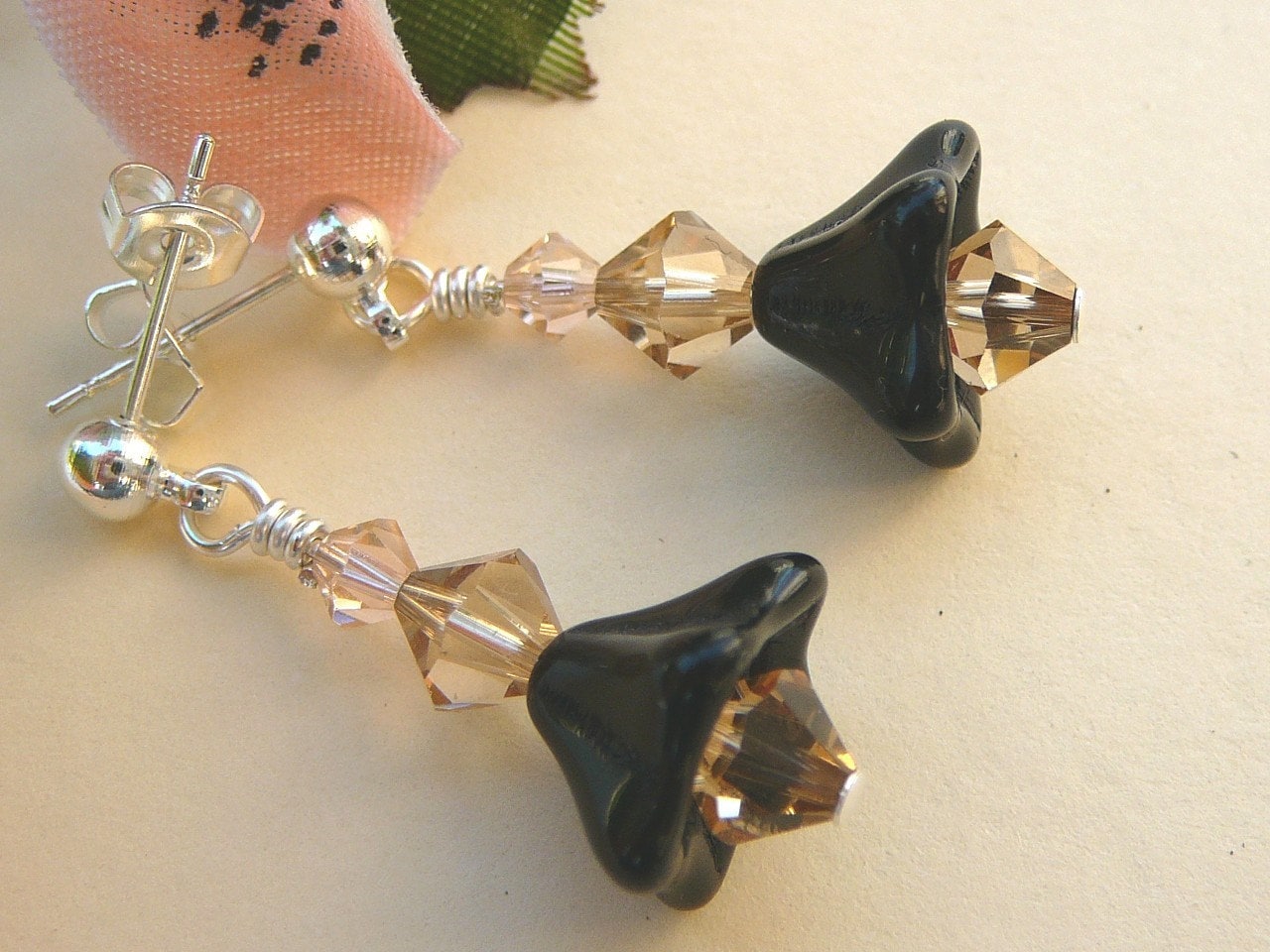 Schwarze Trompete Blumen Zusammen Mit Topas Und Blass Rosa Swarovski-Kristallen-Ohrringe von BeadsMe