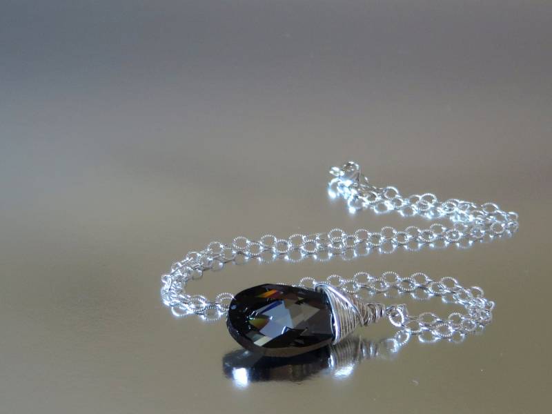 Silver Shadow Swarovski Kristall Briolette, Draht Gewickelt, Sterling Silberkette, Dunklen Kette, Grau Halskette von BeadsMe
