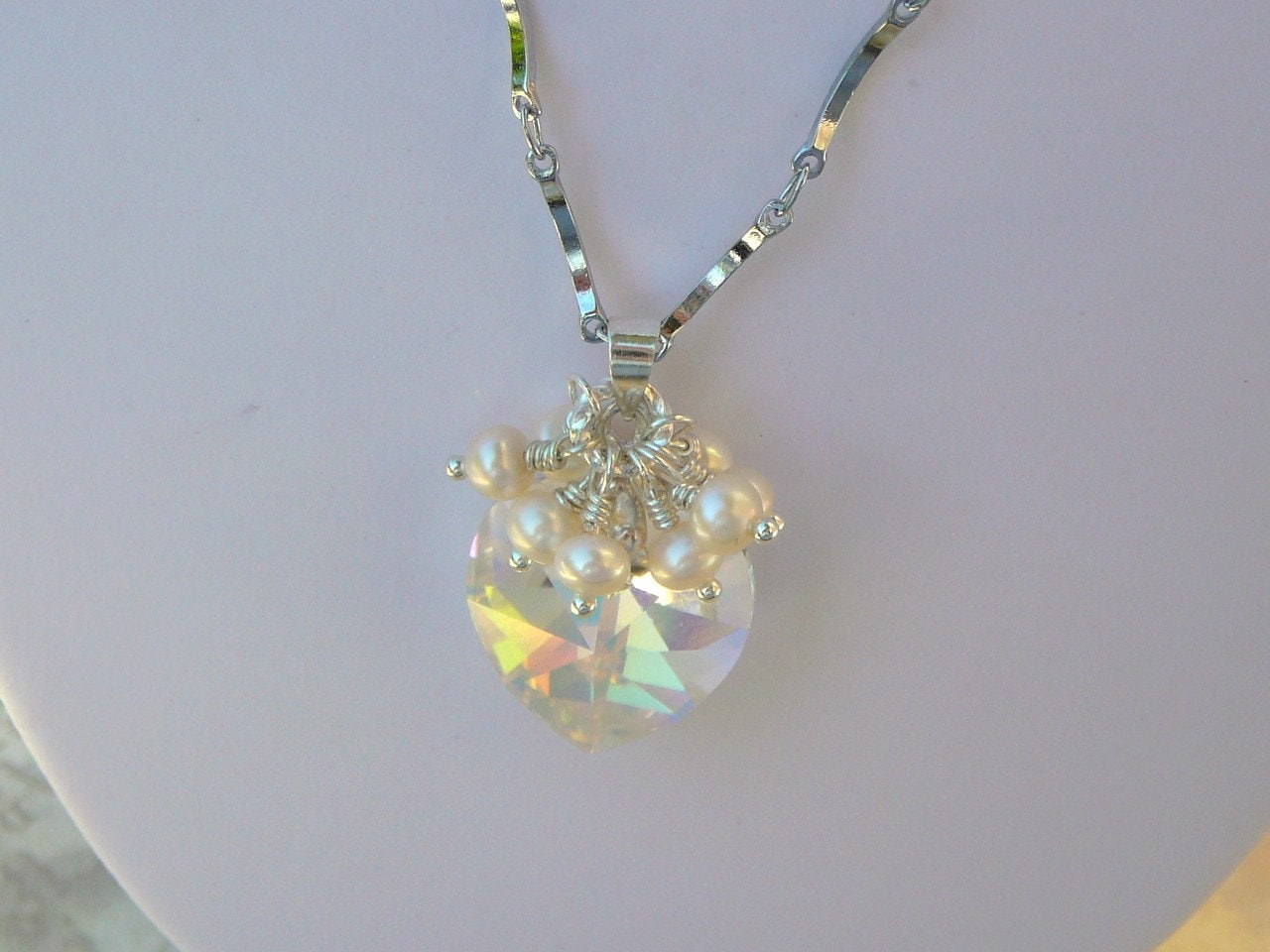 Swarovski Kristall Herz Anhänger Mit Süßwasser Perlen Auf A Silberkette Halskette von BeadsMe