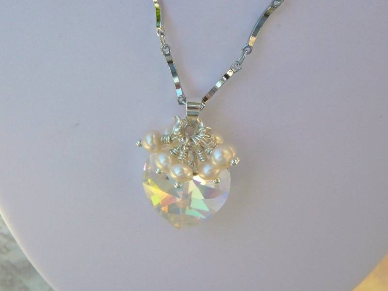 Swarovski Kristall Herz Anhänger Mit Süßwasser Perlen Auf A Silberkette Halskette von BeadsMe