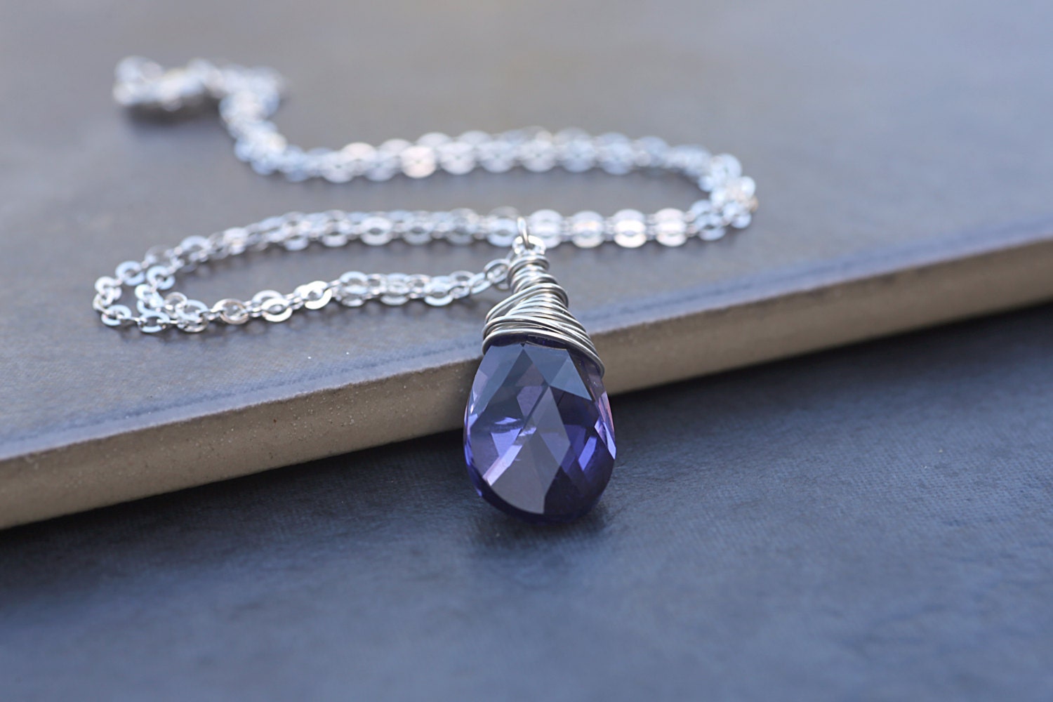 Tansanit Swarovski Kristall Briolette, Lila Halskette, Wirewrapped, Halskette von BeadsMe