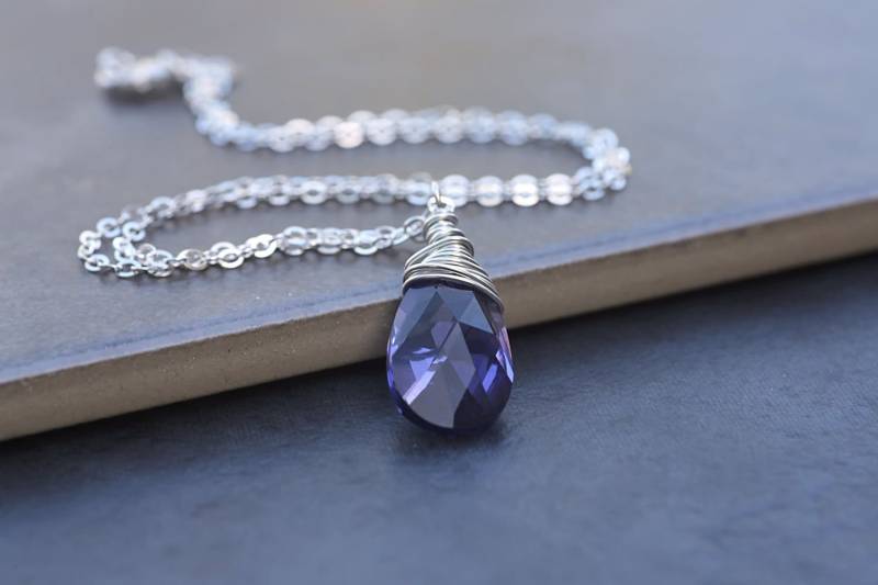 Tansanit Swarovski Kristall Briolette, Lila Halskette, Wirewrapped, Halskette von BeadsMe
