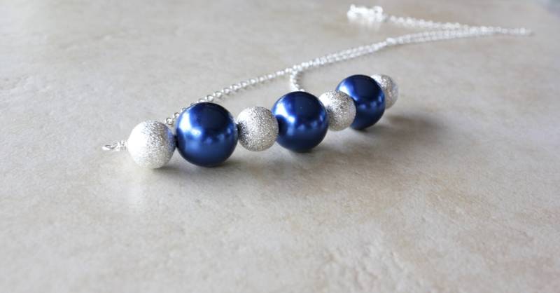 Tiefblaue Perle Glasperlenkette Auf Sterling Silberdraht, An Einer Silberkette Befestigt von BeadsMe