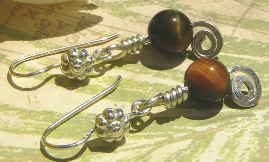 Tiger Eye Draht Umwickelt Ohrringe, Sterling Silber von BeadsMe