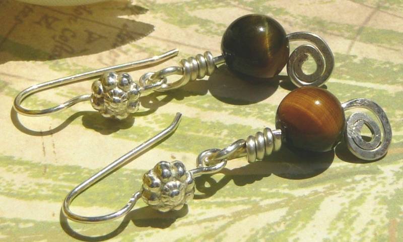 Tiger Eye Draht Umwickelt Ohrringe, Sterling Silber von BeadsMe