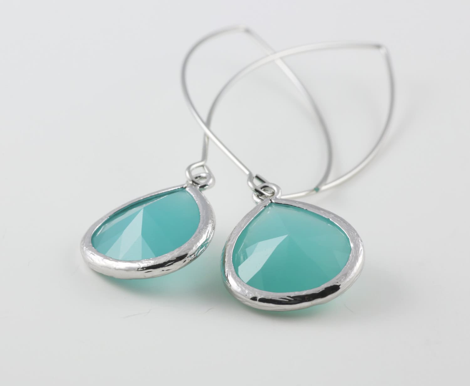 Türkisfarbene Teardropohrringe Mit Silberfarbenen Rahmen von BeadsMe