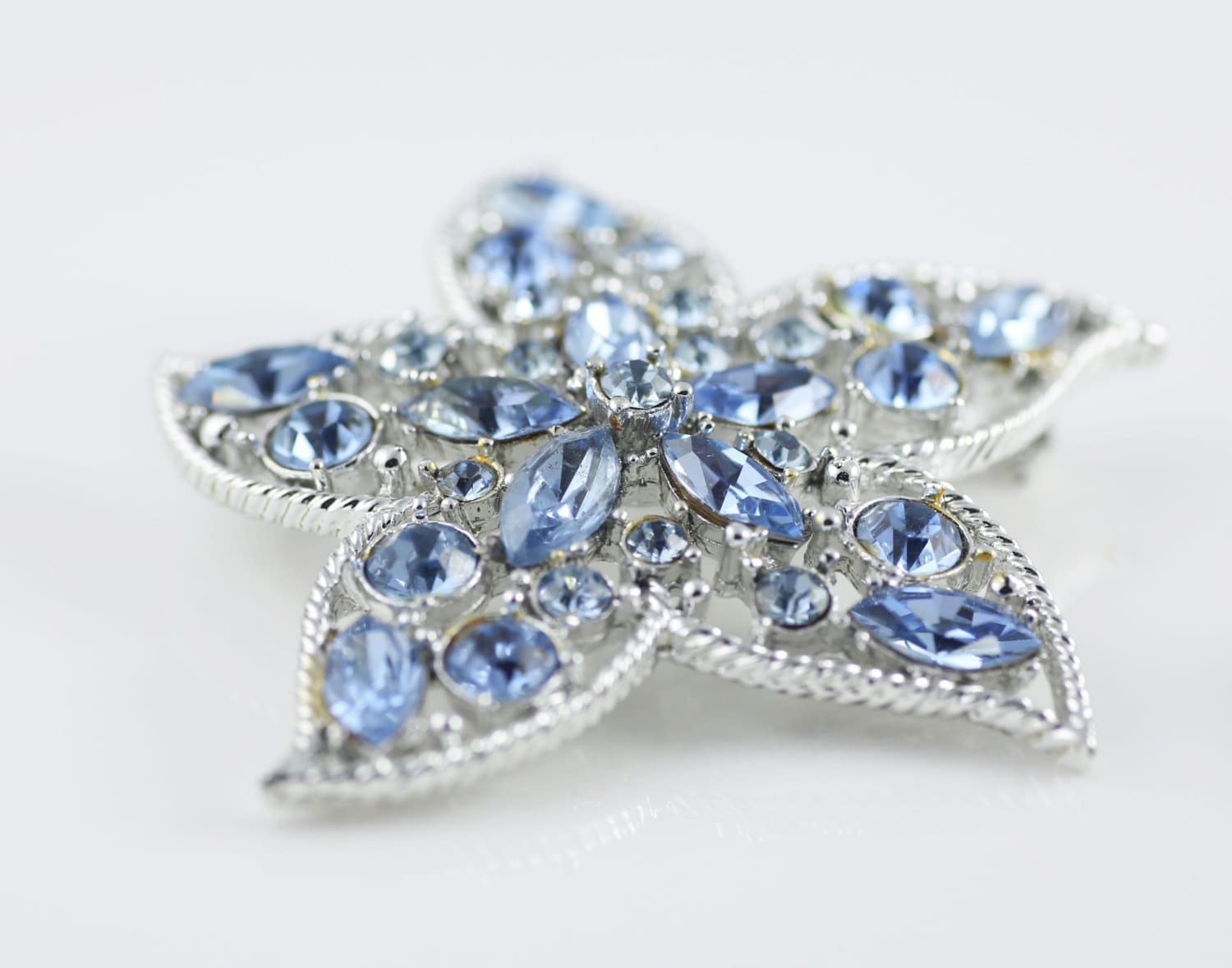 Vintage Brosche, Clip Auf Ohrringe, Pastell-Blau von BeadsMe