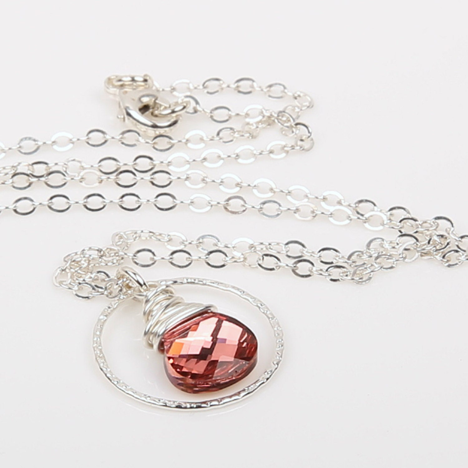 Wie Zu Sehen Auf Der Jagd Nach Leben. Funkelnden Light Rose-Kette Mit Sterling Silber Gebürstet Textur Kreis Und Silberkette von BeadsMe