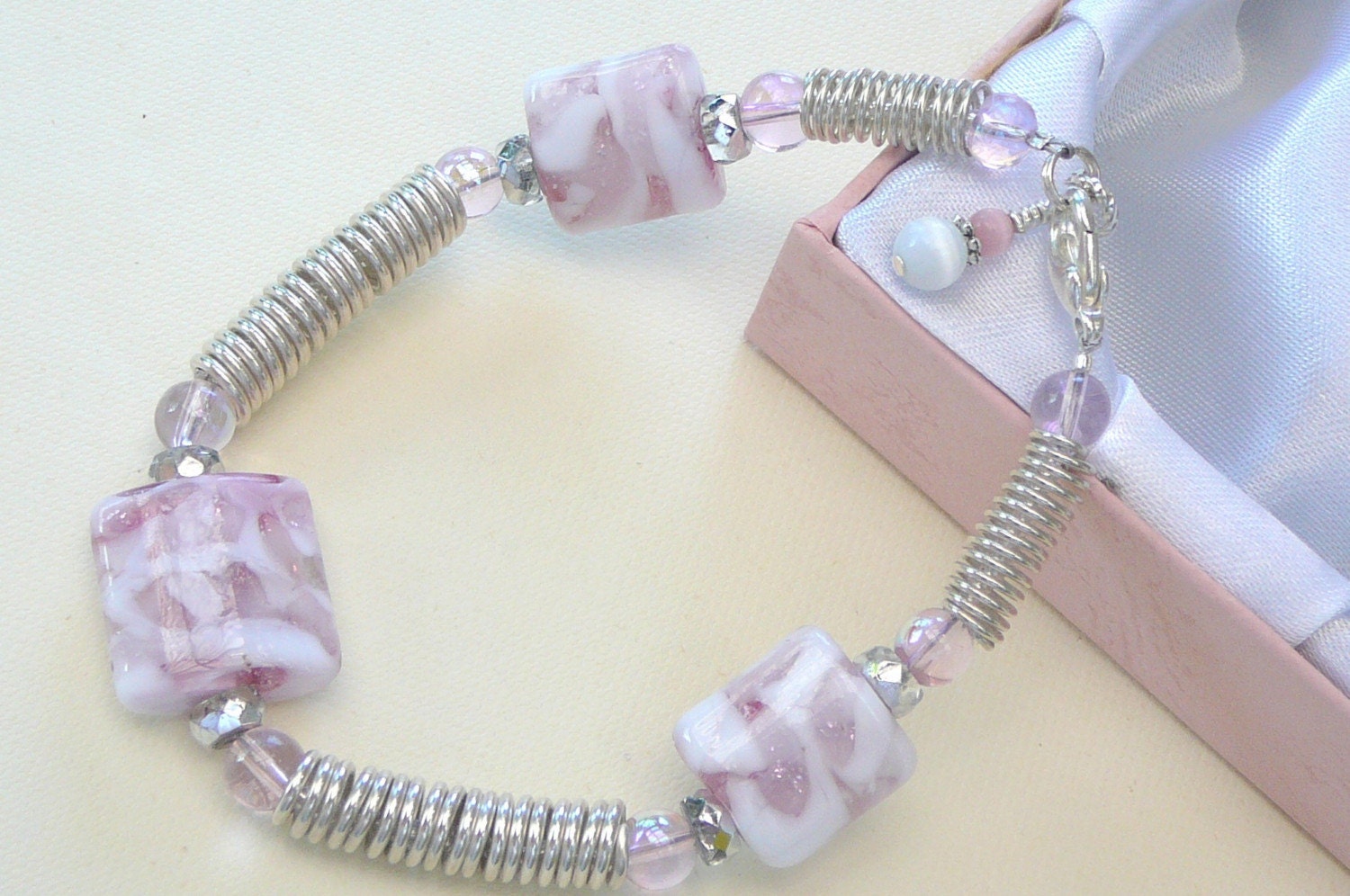 Wirbelnde Rosa Lampworks, Draht Umwickelt Armband von BeadsMe