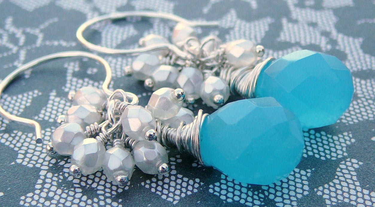 sterling Silberdraht Umwickelt Ohrringe Mit Chalcedon Briolette Gekrönt Einem Cluster Von Pearlised Multi Facettierten Glas von BeadsMe