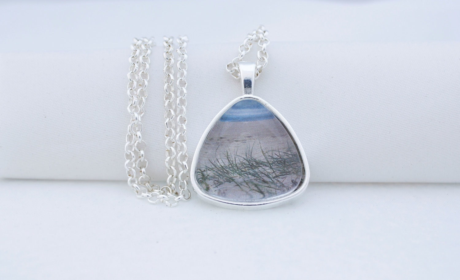strandhafer Halskette, Glänzende Silberfarbene, Fotografie, Foto-Schmuck, Dreieckanhänger, Urlaub von BeadsMe