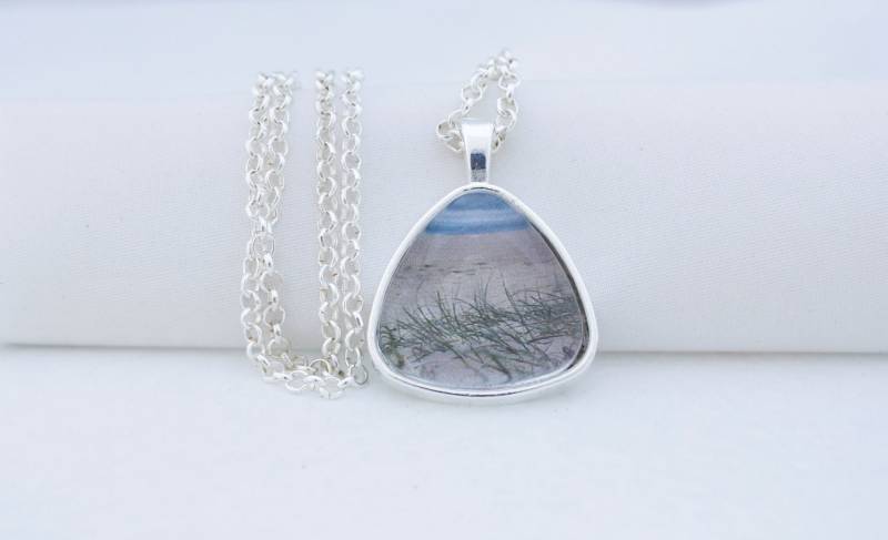 strandhafer Halskette, Glänzende Silberfarbene, Fotografie, Foto-Schmuck, Dreieckanhänger, Urlaub von BeadsMe