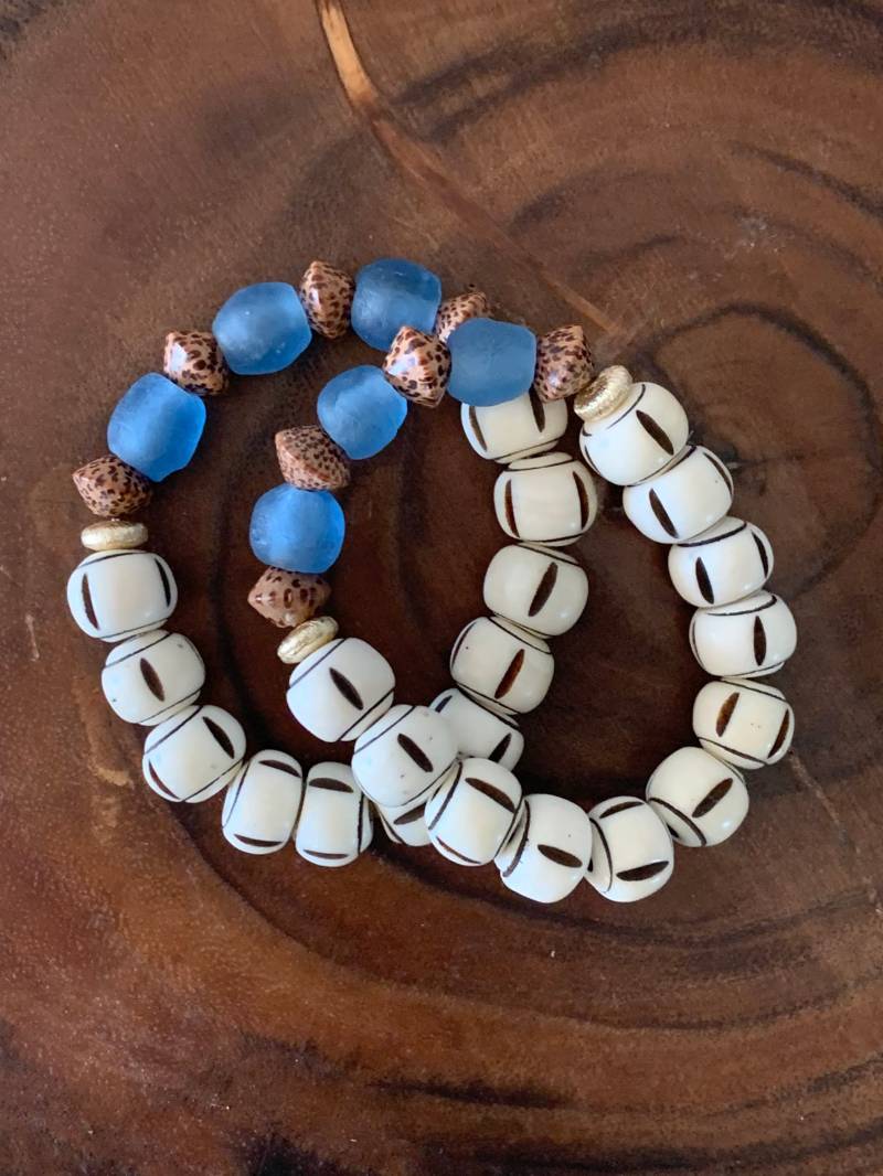 Sea Glass Bead Armband Stack/Stacking Armband/Knochen Perlen Armband/Dehnbares Armband/Armband Stack/Chunky von BeadsOnAStringByHils