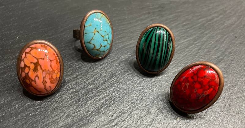 Verstellbare Ringe Mit Wunderschönen Glascabochons in Edelsteinfarben Und Herzringe Murano Style Glasherzen von BeadsPerMinuteDE