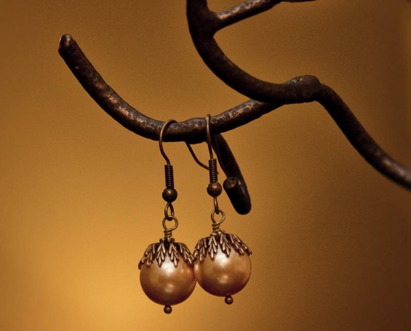 Antikmessing Baumeln Ohrringe, Goldene Perle Blumenkappen von BeadsStory