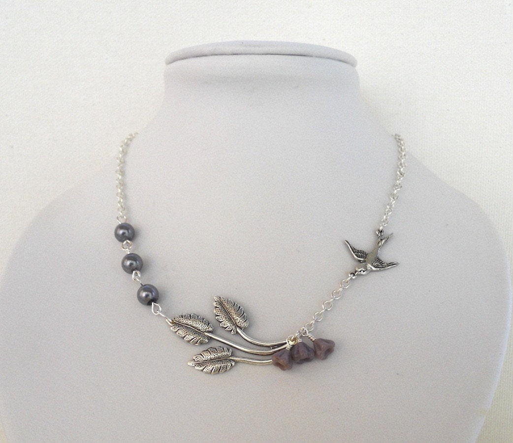 Blätter Halskette, Grau Perlen, Vogel, Floral Lariat von BeadsStory