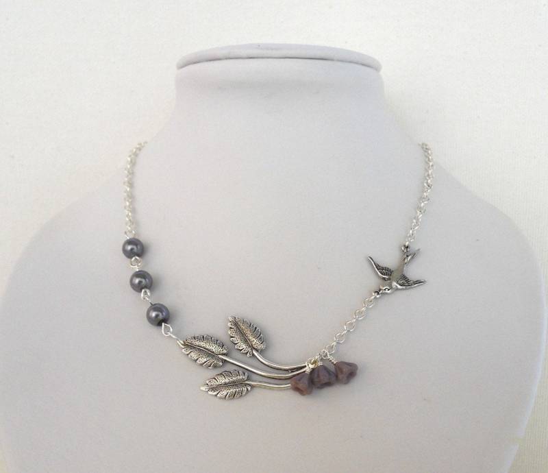 Blätter Halskette, Grau Perlen, Vogel, Floral Lariat von BeadsStory