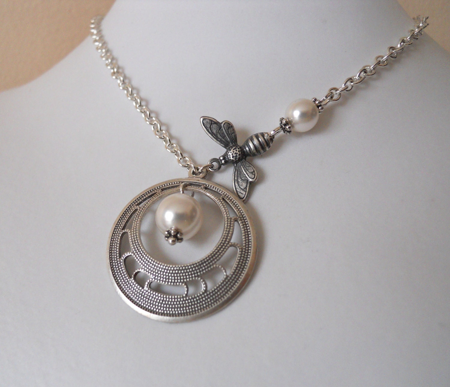 Filigrane Anhänger - Bienenanhänger, Weiße Perle, Versilberte Kette von BeadsStory