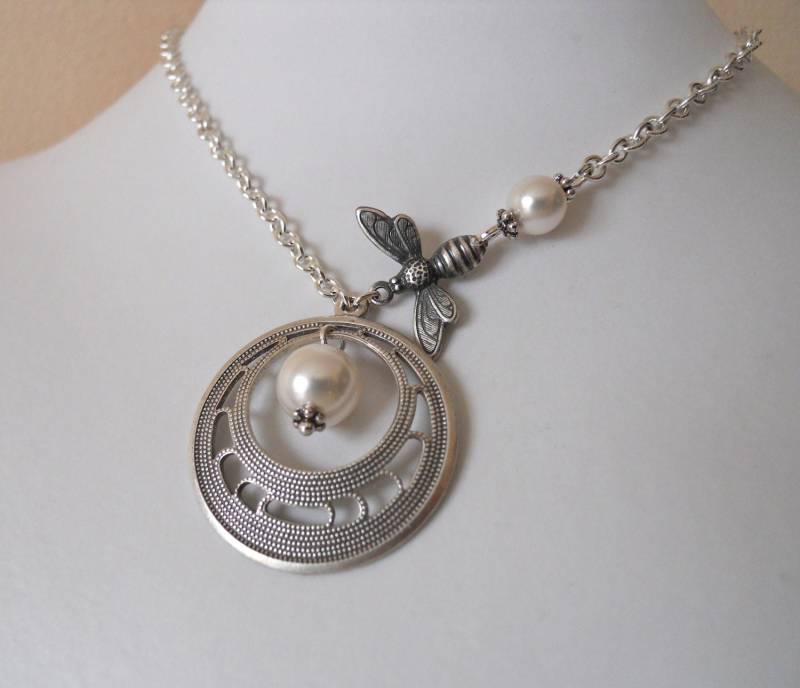 Filigrane Anhänger - Bienenanhänger, Weiße Perle, Versilberte Kette von BeadsStory