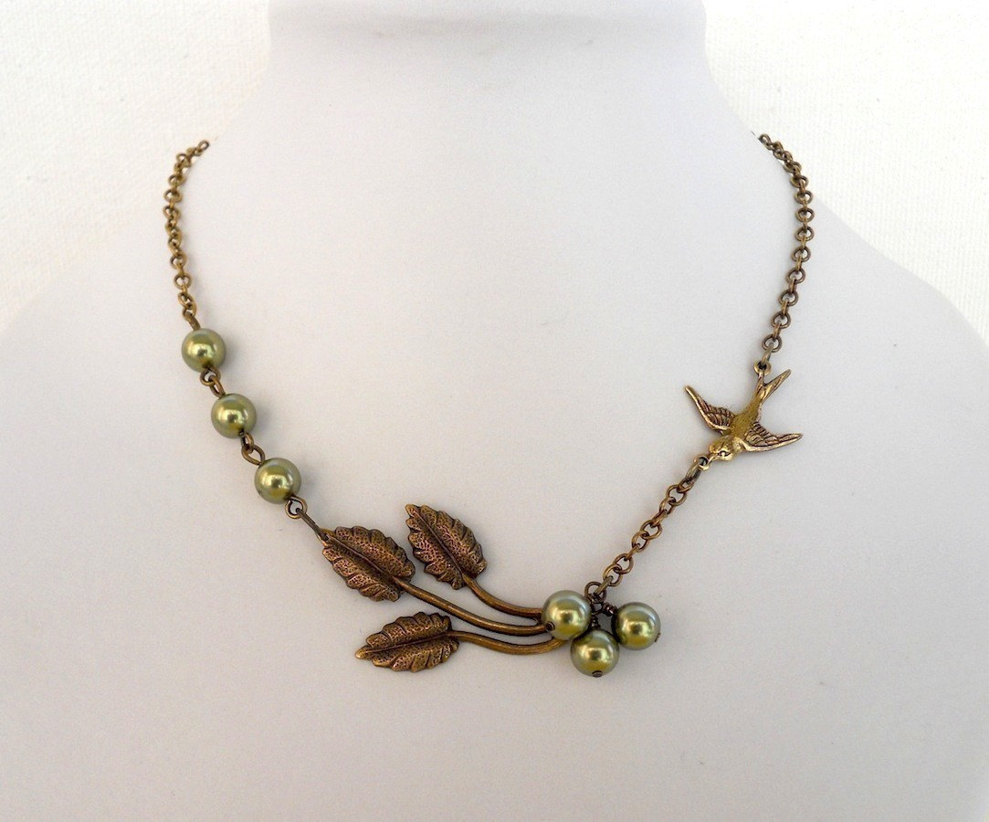 Halskette Mit Anhänger Spatz Grüne Perlen Auf Einem Antiken Messingzweig von BeadsStory