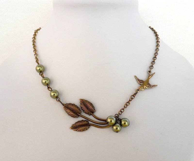 Halskette Mit Anhänger Spatz Grüne Perlen Auf Einem Antiken Messingzweig von BeadsStory