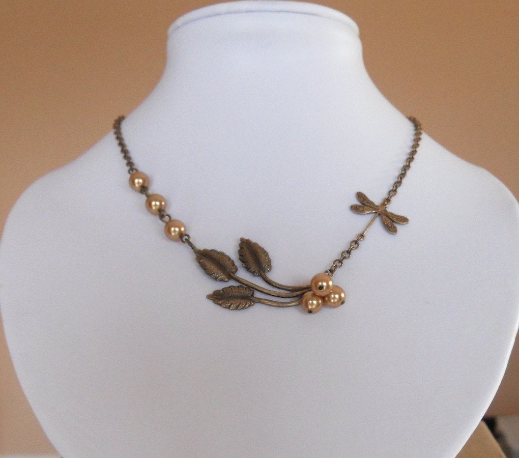Libelle Lariat Halskette, Gold Perlen, Blatt Zweig, Antique Messing von BeadsStory