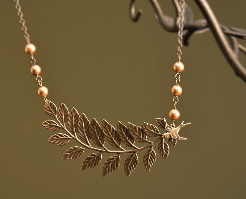 Messing Blatt Anhänger Halskette, Spatz Vogel, Goldene Perlen, 45 cm von BeadsStory