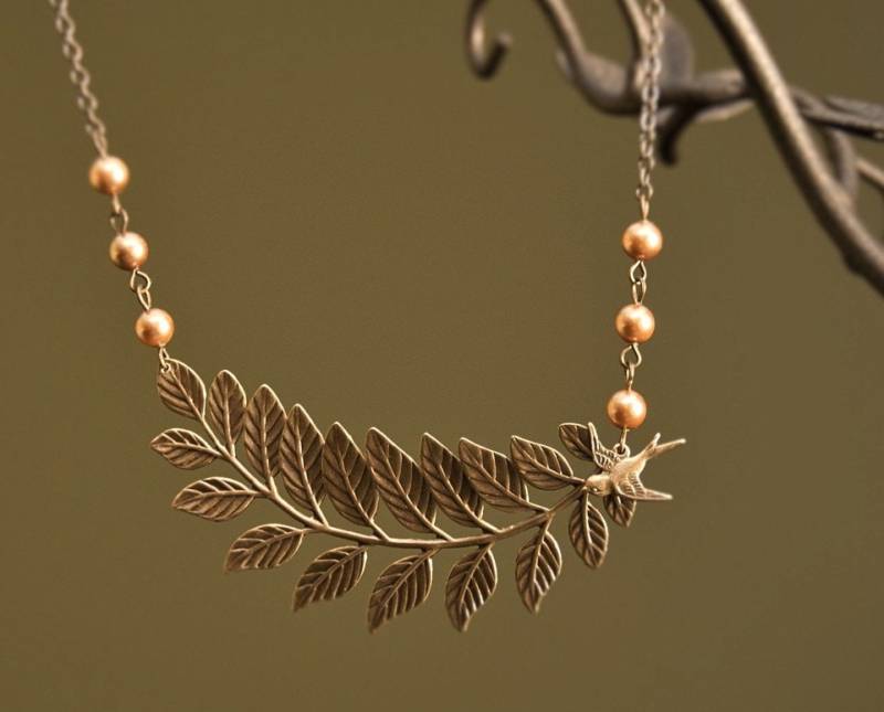 Messing Blatt Anhänger Halskette, Spatz Vogel, Goldene Perlen, 45 cm von BeadsStory