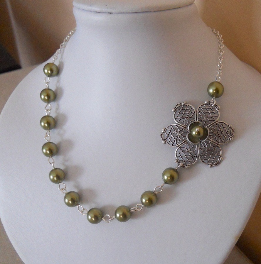 Olivine Perle Blumenhalskette, Versilberte Kette, Braut Lariat von BeadsStory