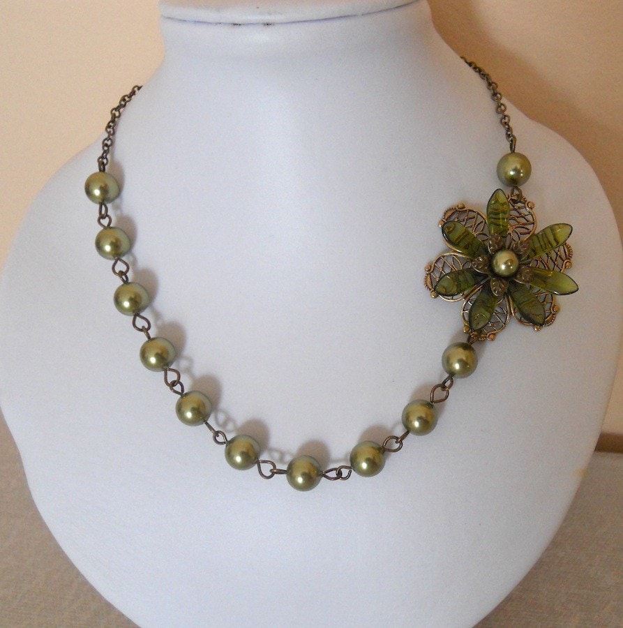 Olivine Perlen-Messing Blumen-Halskette - Vintage-stil, 45 cm von BeadsStory