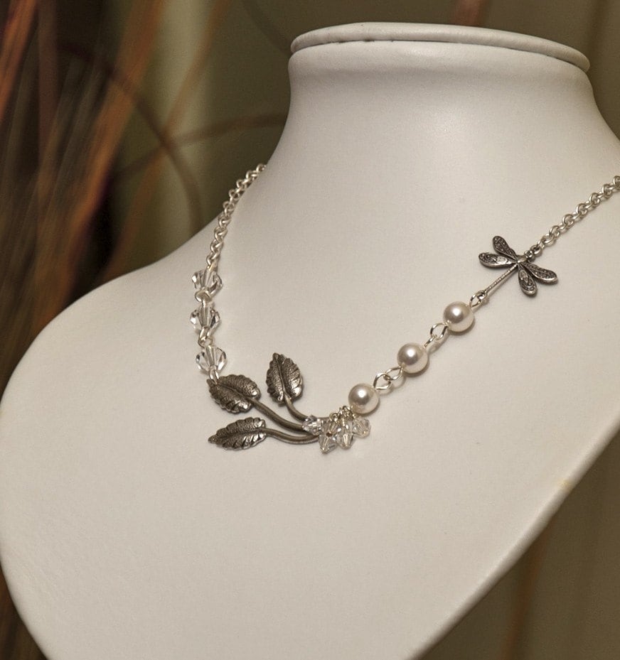 Silber Blatt Zweig Halskette, Libelle, Weiße Perlen, Brautschmuck von BeadsStory