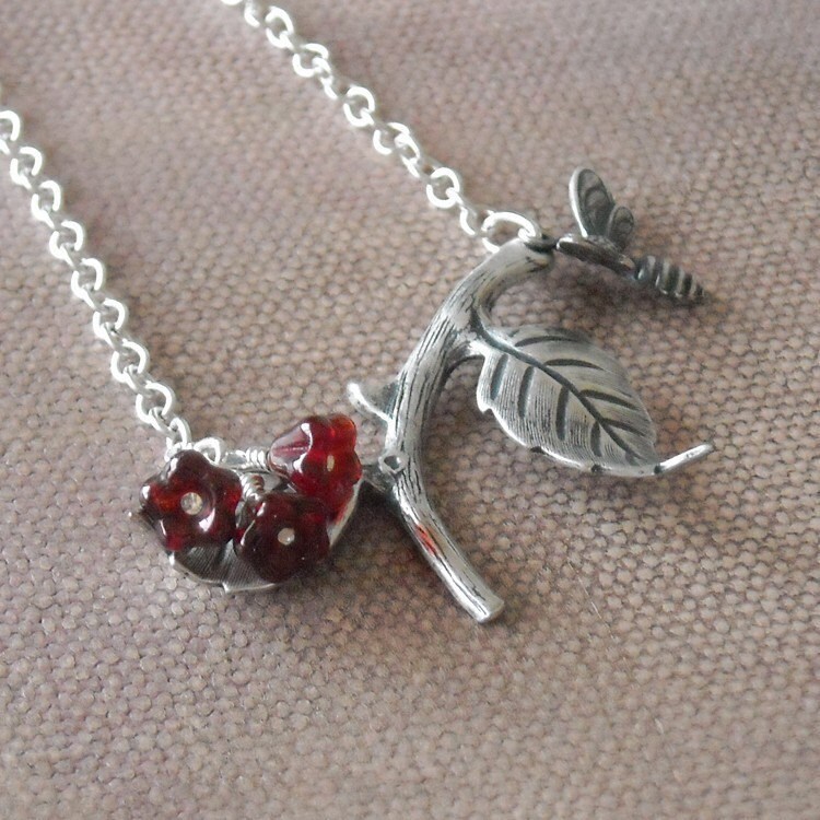 Silberne Halskette Mit Roten Lilienblüten von BeadsStory