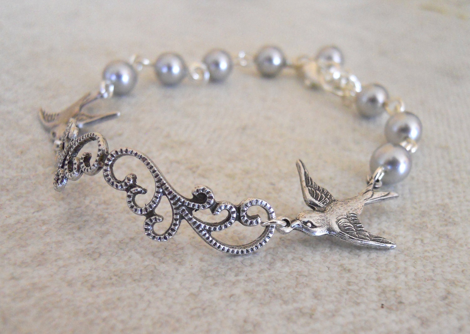 Zwei Vögel, Freundschaftsarmband, Bettelarmband, Armreif, Vögel Armband, Brautschmuck, Hochzeit, Geschenk, Silber Und Grau von BeadsStory