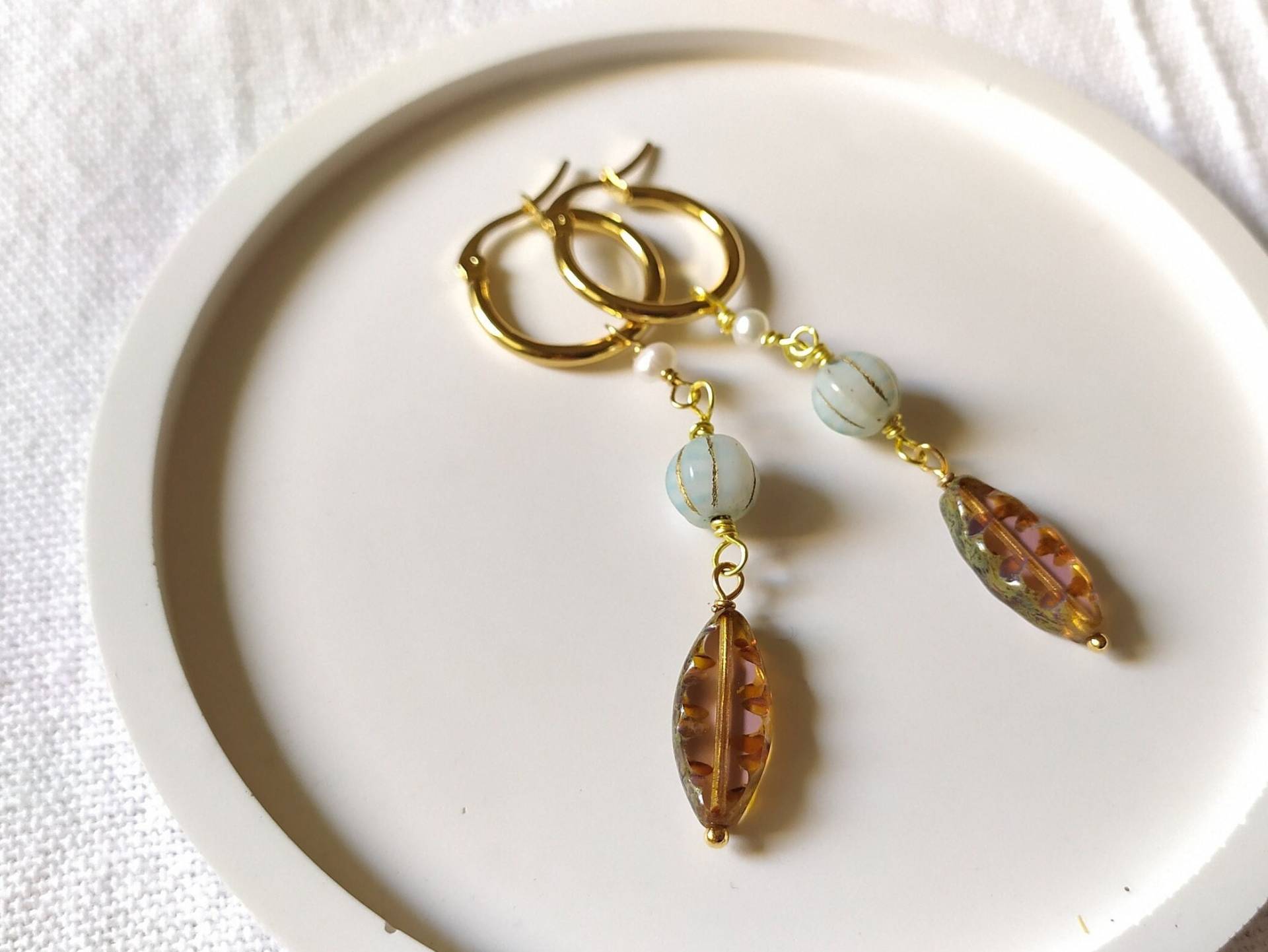 Lange Natürliche Perle Perlen Natürliche Glasperlen Antiken Stil Blatt Braun Glas Und Harz Ohrringe von BeadsWires