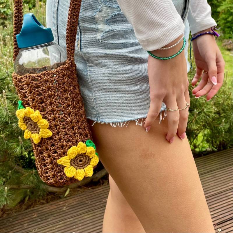 Sunflower Häkeln Flaschenhalter - Boho Crossbody Bag Handgemachte Wander Geschenk Personalisiertes Festival Accessoire von BeadsWithWings