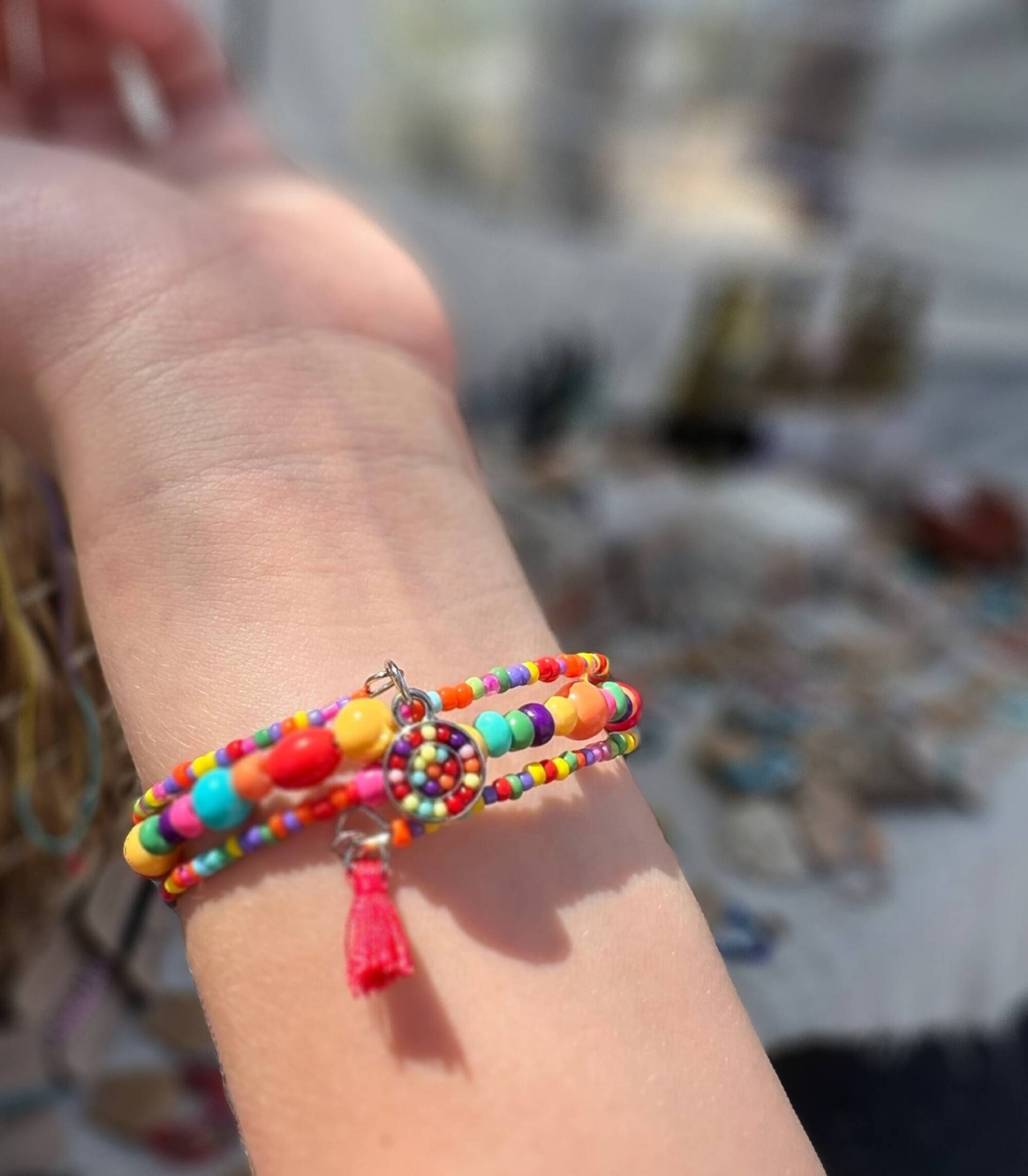 Regenbogen Memory Wire Armband Regenbogen Memory Wire Armband von BeadsnBeyondwithMnM