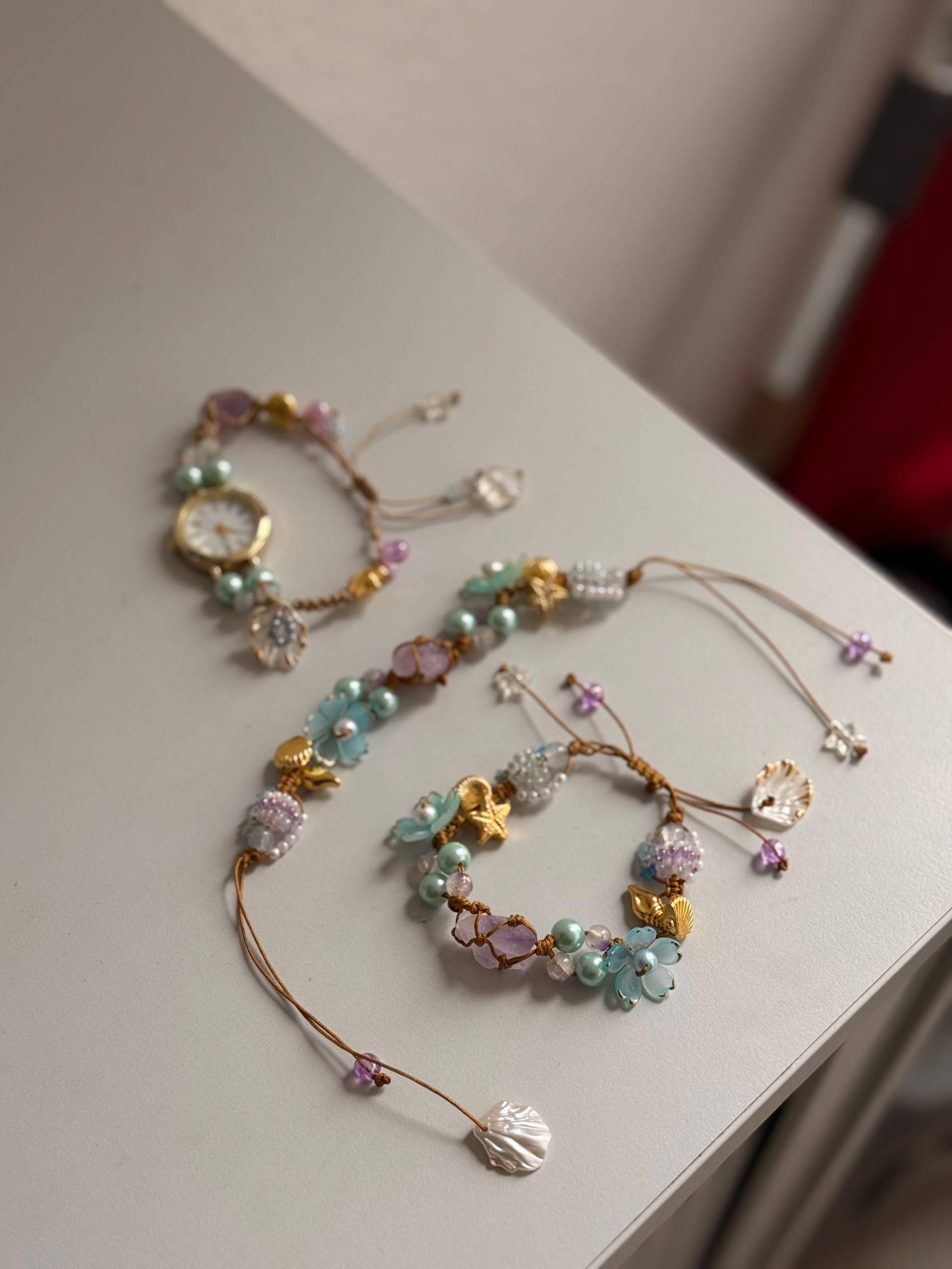 Glasperlenarmband Ozean Kristalle, Faux Perlen, Gold Anhänger von BeadspellJewelry