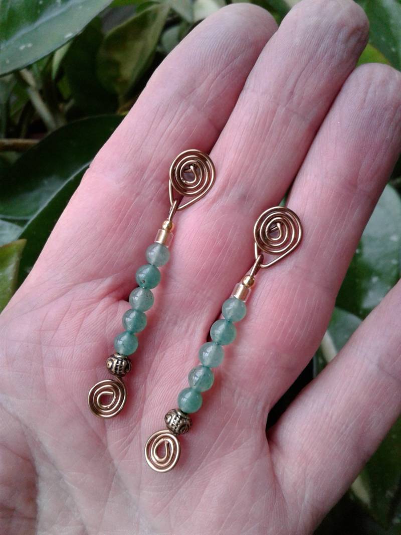 Antike Messing Wirbel & Grün Aventurin Baumeln Ohrringe Antike Messing Wirbel & Grün Aventurin Baumeln Ohrringe von BeadwiredDesigns