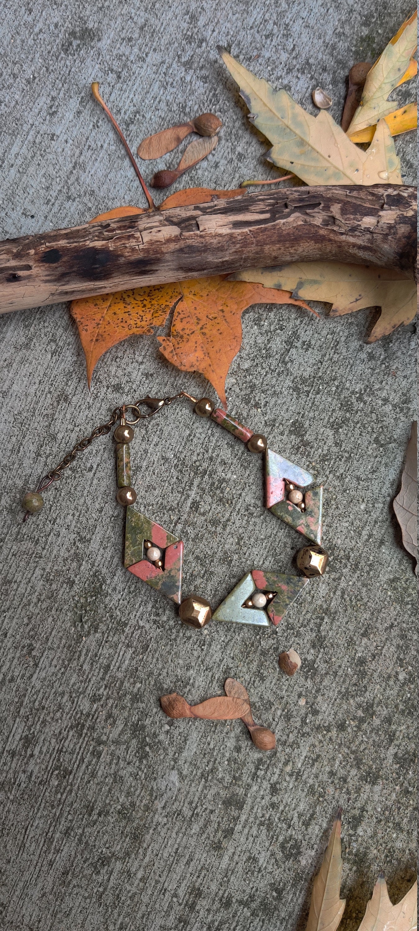 Armband Aus Unakit Und Antiken Messingperlen Armband Aus Unakit Und Antiken Messingperlen von BeadwiredDesigns