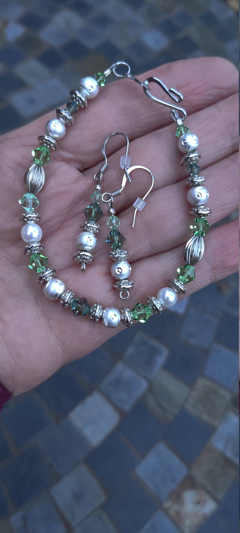 Mintgrünes Kristall Armband & Ohrringe Mintgrünes Kristall Armband & Ohrringe von BeadwiredDesigns