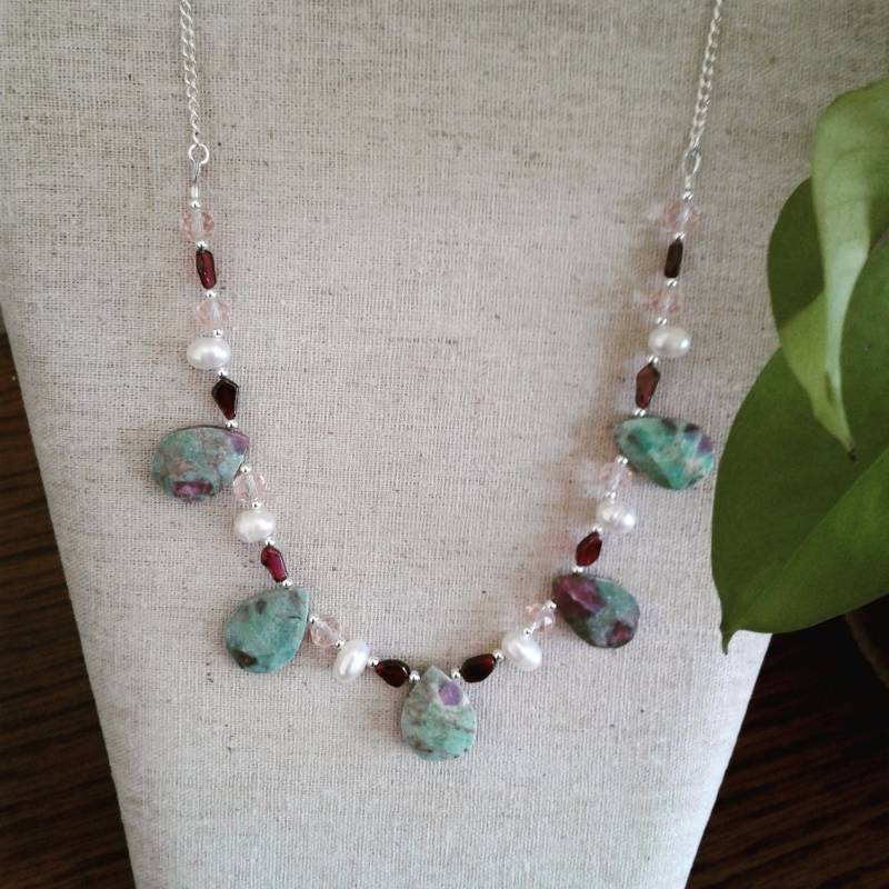 Rubin Fuchsit Teardrop Perlenhalskette Rubin Fuchsit Teardrop Perlenhalskette von BeadwiredDesigns