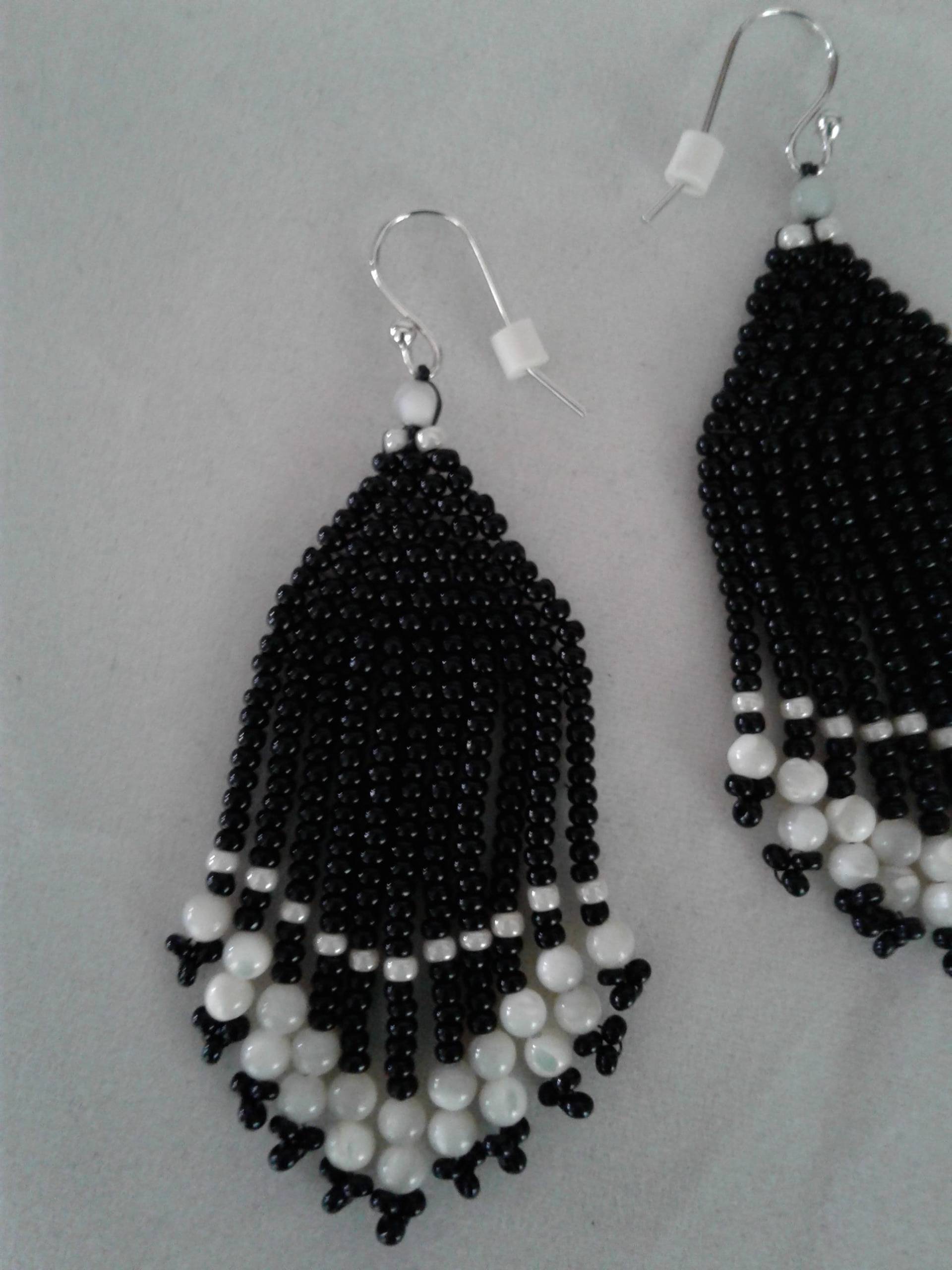 Schwarz & Weiß Fransen Ohrringe Schwarz & Weiß Fransen Ohrringe von BeadwiredDesigns