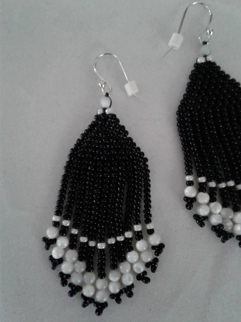 Schwarz & Weiß Fransen Ohrringe Schwarz & Weiß Fransen Ohrringe von BeadwiredDesigns