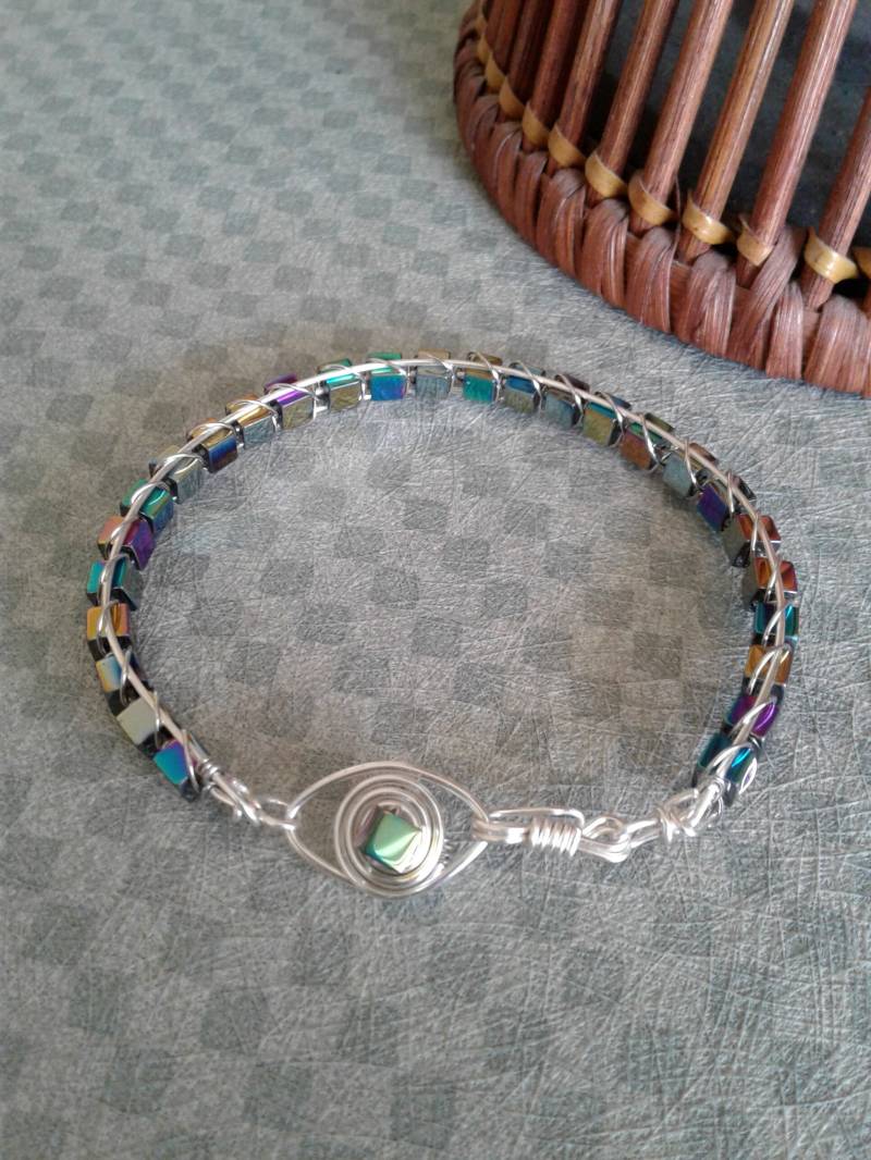 Wireweave Hämatit Iris Luster Armreif Wireweave Hämatit Iris Luster Armreif von BeadwiredDesigns