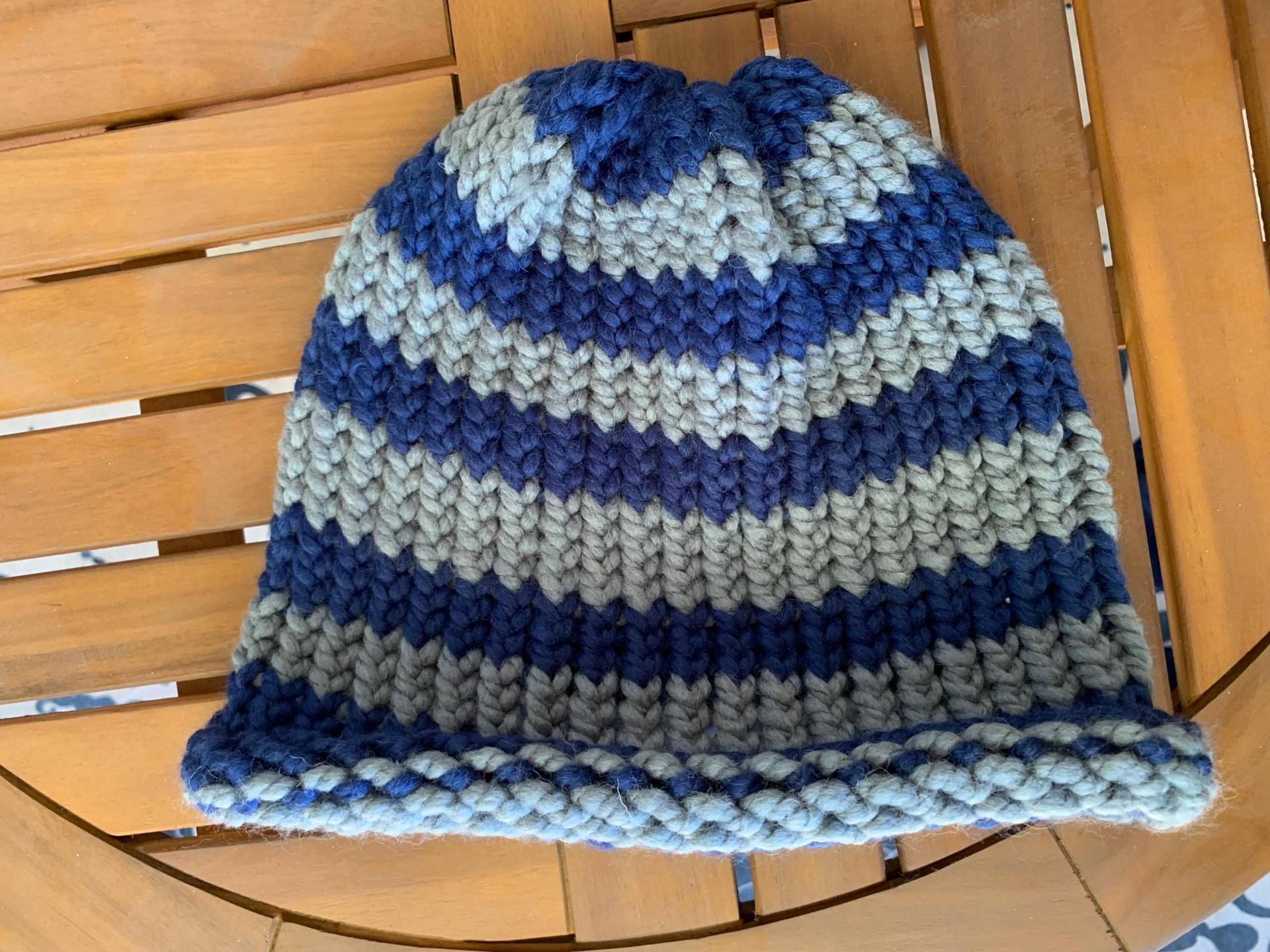 Blau Grau Gestreifte Erwachsene Winter Beanie von BeadworkAndBraiding