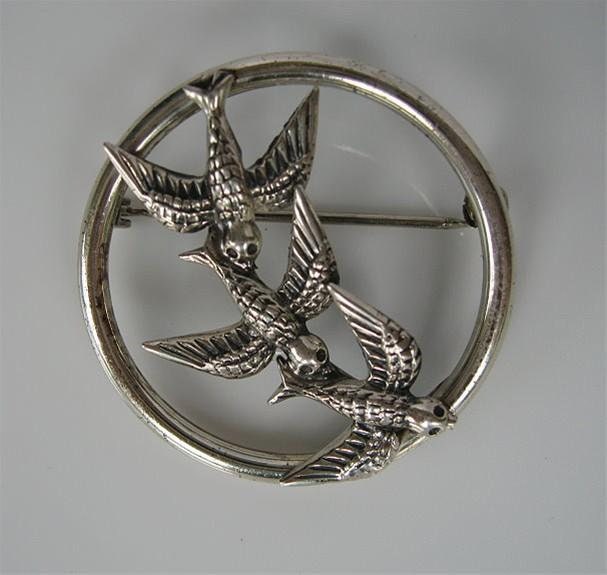 Fliegen Schwalben Pin, Sterling Silber, Drei Vögel, Art Deco, Vogel-Liebhaber-Geschenk, Zierlich von BeakChicJewelry