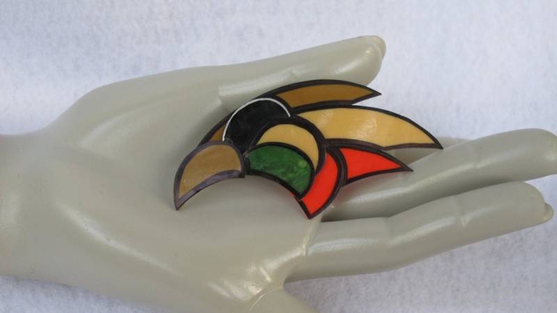 Vintage Handwerker Celluloid Vogelkopf Pin von BeakChicJewelry